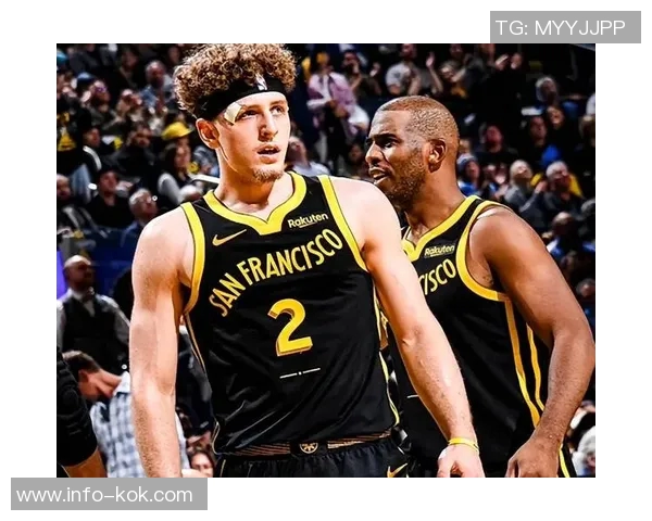 库里分享11张圣诞大战回忆照克莱一哥保罗同框老詹三度现身引热议