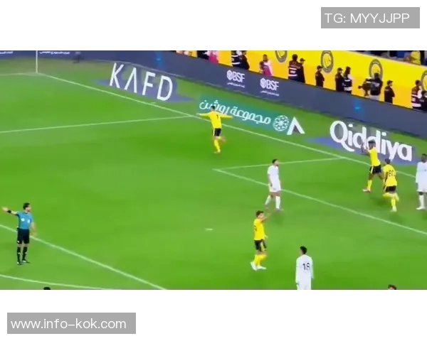 内托禁区内摔倒未获判罚C罗射门稍稍偏出引发争议